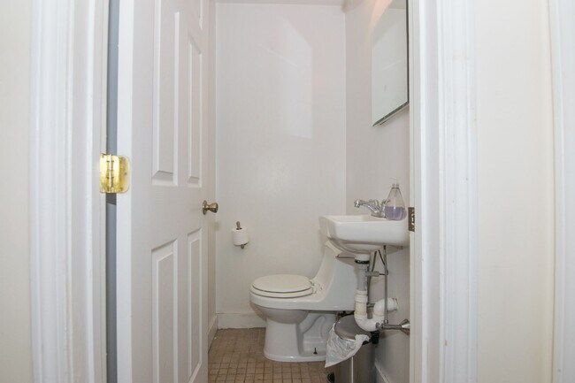 Building Photo - BROOKLINE 4 BED/1.5 BATH RIGHT ACROSS FROM B.U.!!!!