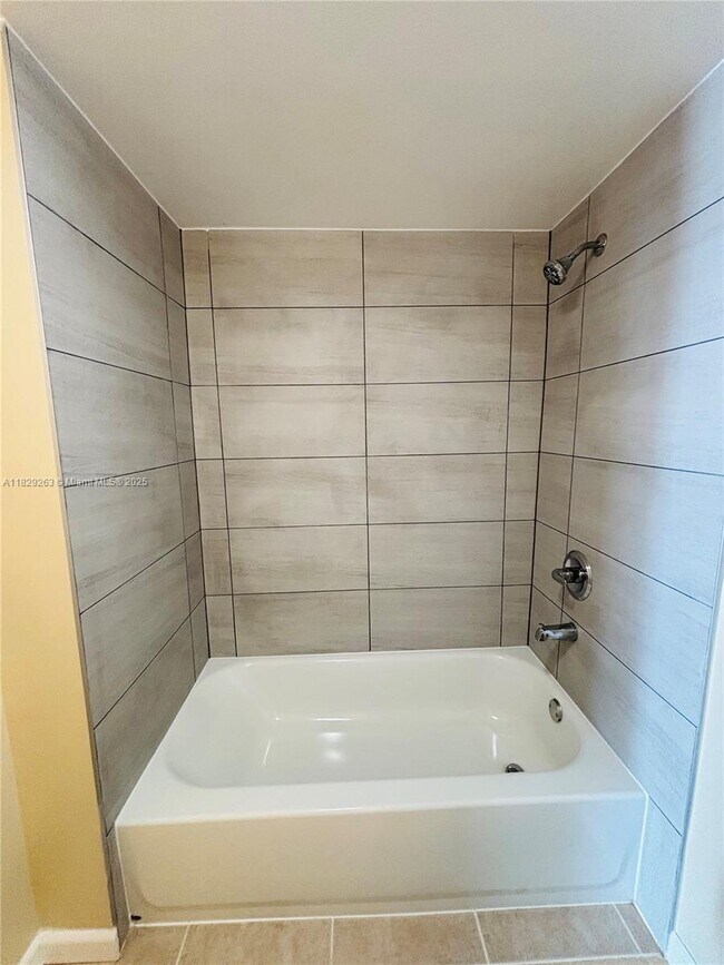 Building Photo - 1 bedroom in Dania FL 33004