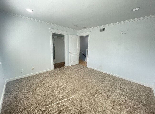 Building Photo - 2 Bedroom/1.5 Bathroom Townhouse Available in Union City!!