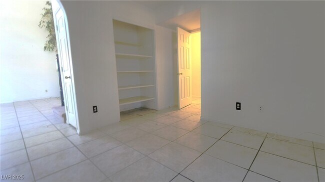 Building Photo - 2632 Ironside Dr