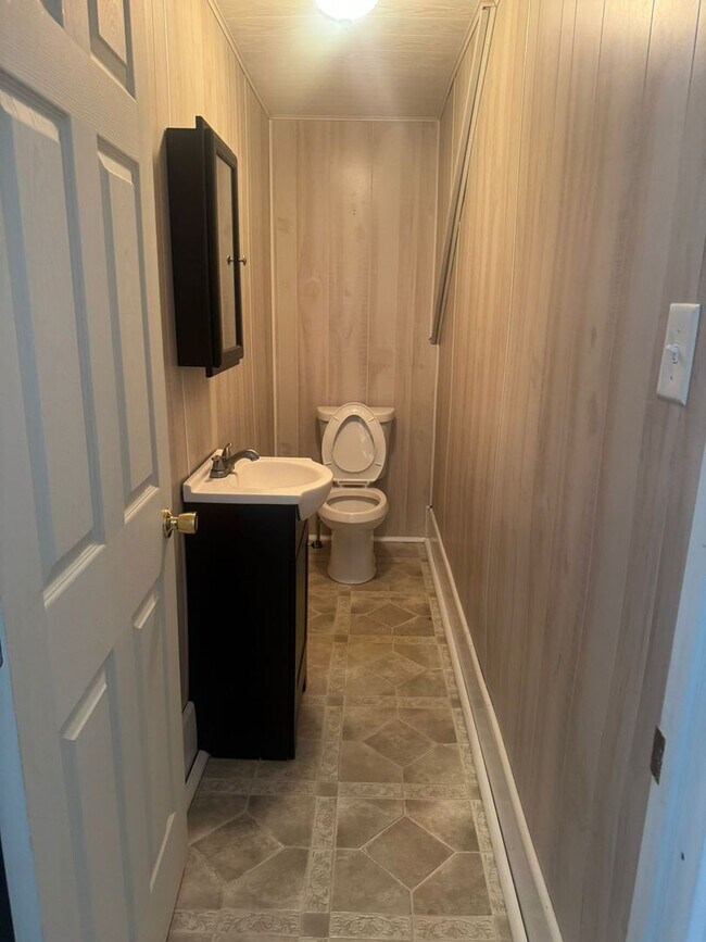 Building Photo - 4 Bedroom 2 Bath House, Yard-Halifax