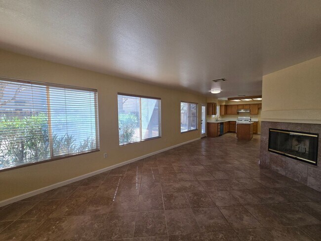 Building Photo - 1602 W Ave H4