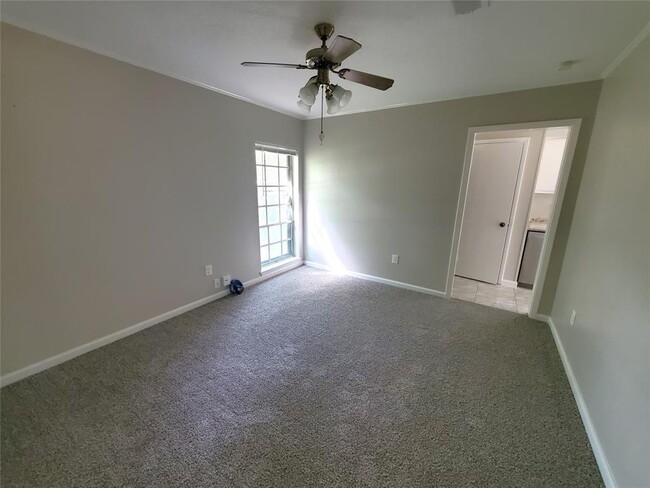 Building Photo - 1007 Reseda Dr
