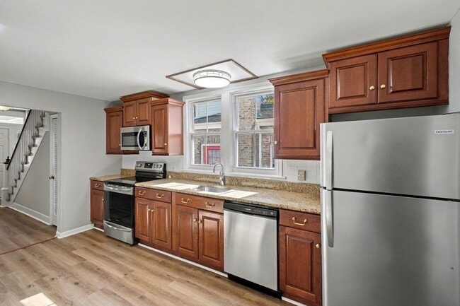 Building Photo - Charming 3-bedroom 2 bathrooms in Downtown...