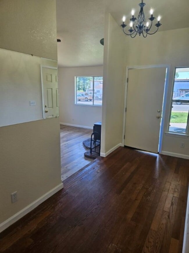 Building Photo - LAkeport Available NOW!