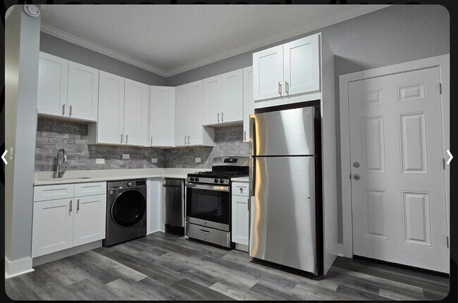 Building Photo - 923 W Waveland Ave