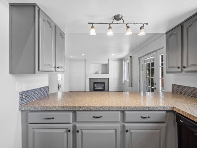 Building Photo - 4bedroom/3bath w/Garage/washer/dryer/fence...