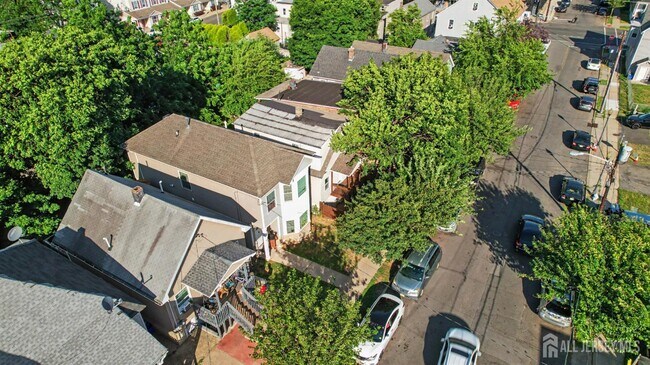 Building Photo - 181 Hale St