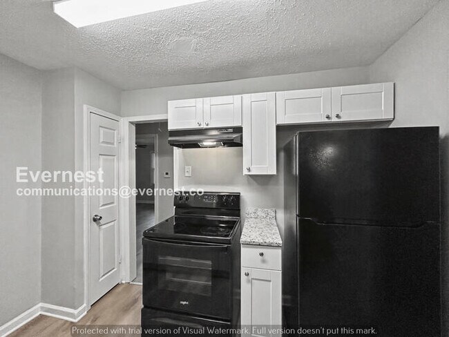 Building Photo - Limited Time Special Offer! / 3 Bed/2 Bath Home with Fenced Yard / Pet-Friendly