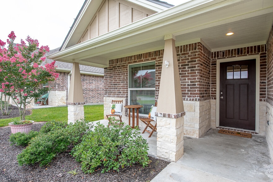 Building Photo - University Heights