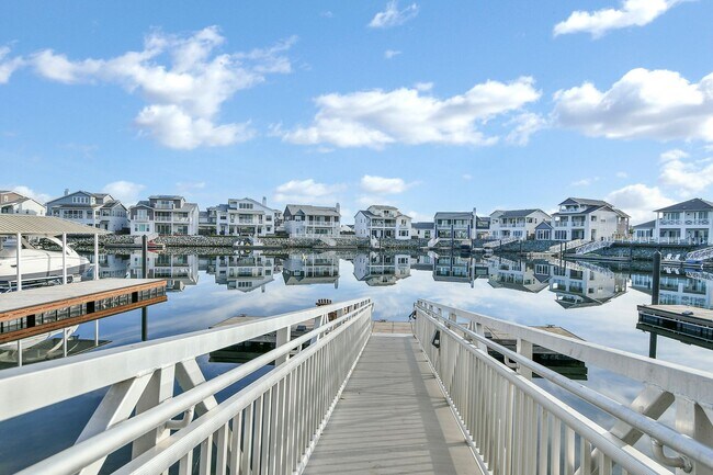 Building Photo - Waterfront Beauty