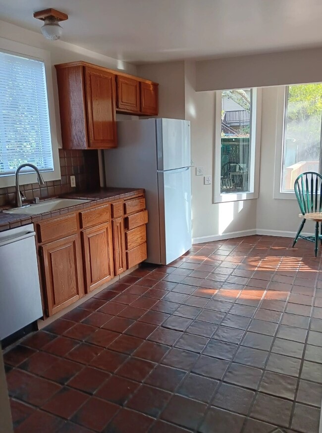 Building Photo - 15 Alvina Ave