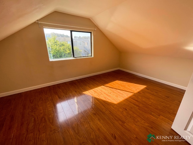 Building Photo - Two Bedroom Home in San Francisco, Bonus R...