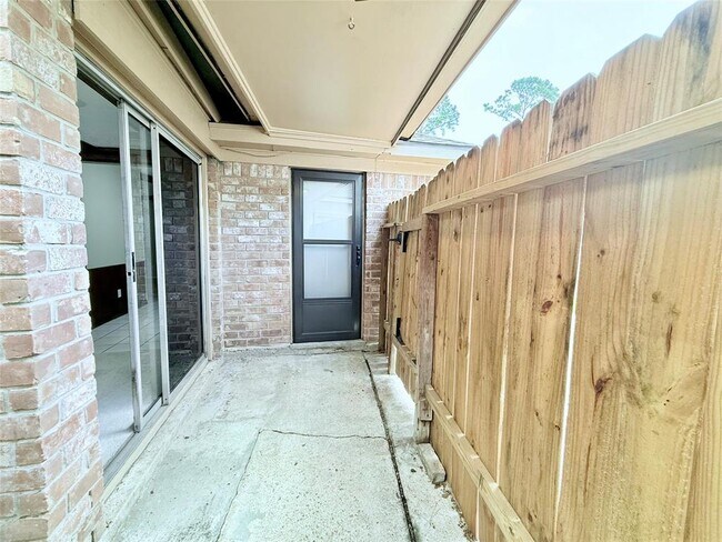 Building Photo - 25419 Lynbriar Ln