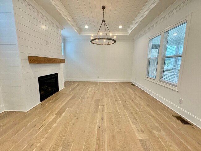 Building Photo - 3 bedroom home with 3.5 bathrooms and 2 Car Garage