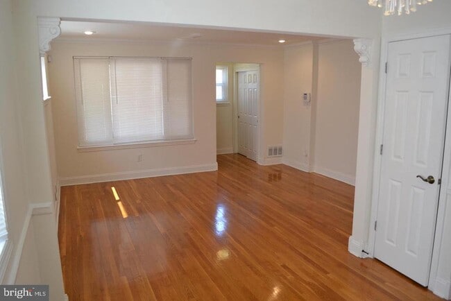 Building Photo - 425 Kennedy St NE