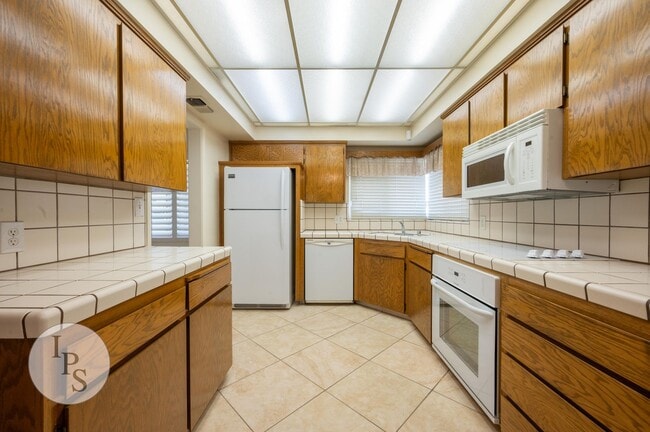 Building Photo - Fresno South East Home, 3BR/1BA, Built 195...