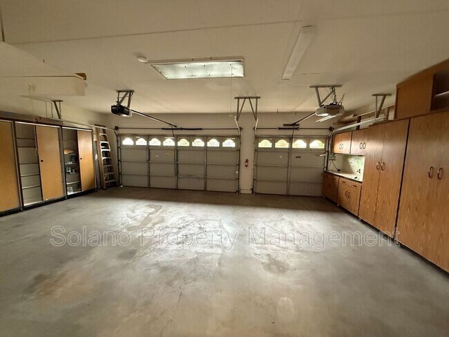 Building Photo - 685 Hillcrest Cir