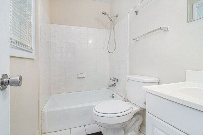 Building Photo - 3 bdrm, 2 bath in Decatur