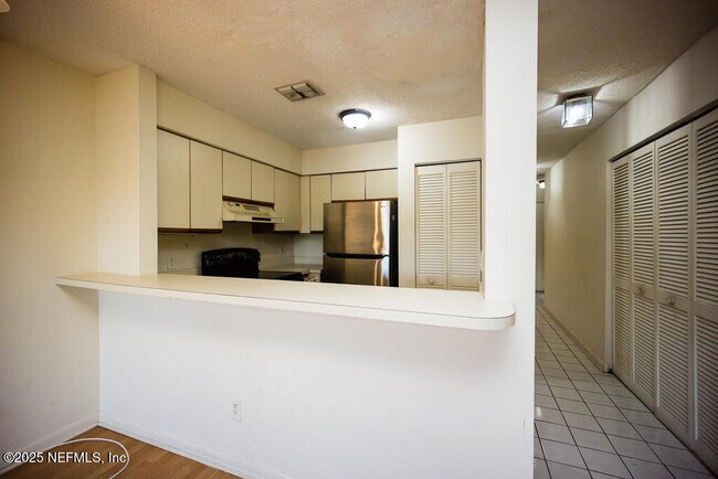Building Photo - 1307 River Hills Cir E