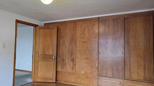 Building Photo - Large 2 Bedroom Upper Apartment in Menasha WI