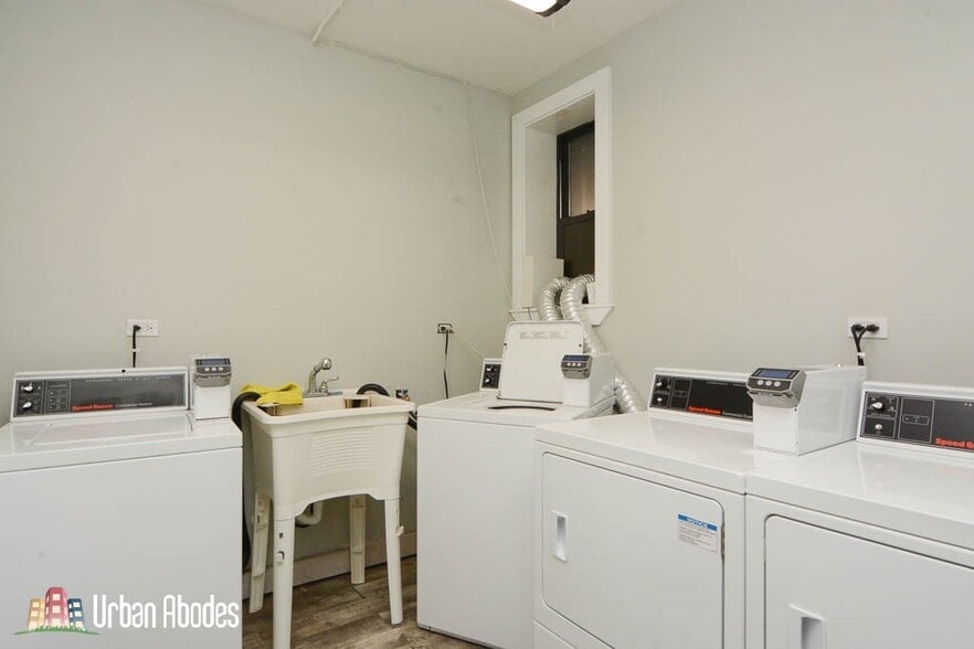 Building Photo - 922 N Green Bay Rd