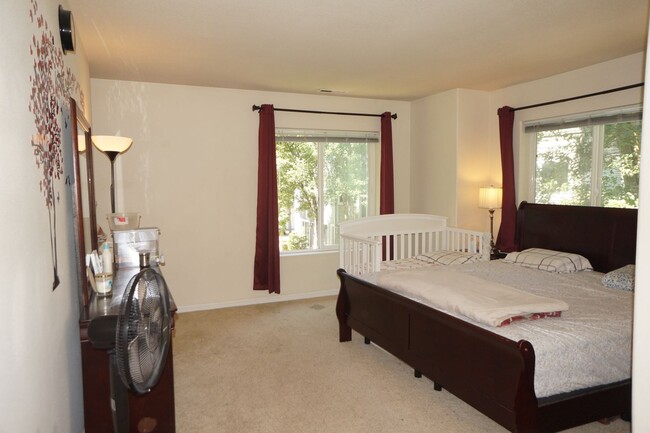 Building Photo - Beautiful Beaverton Townhouse
