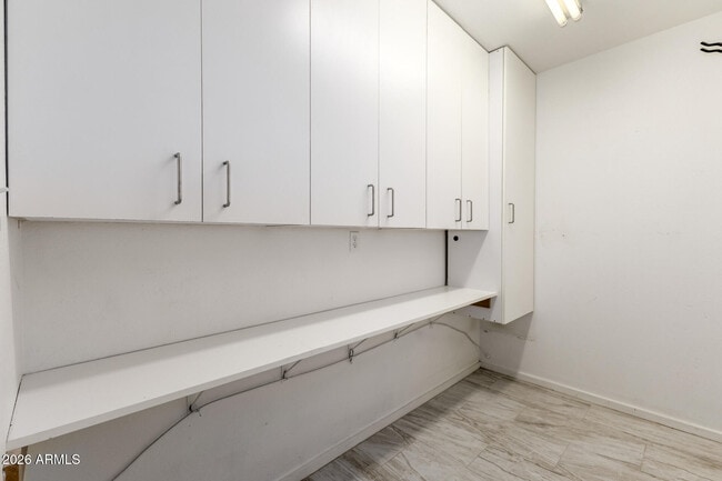 Building Photo - 911 S Hacienda Dr