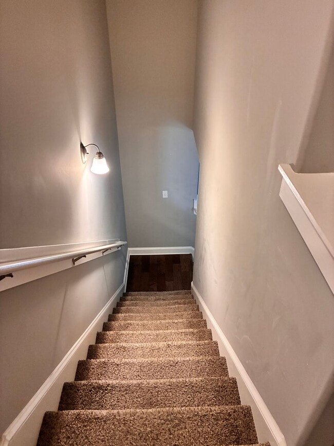 Building Photo - 4 bed 4.5 bath unit in West End neighborhood!