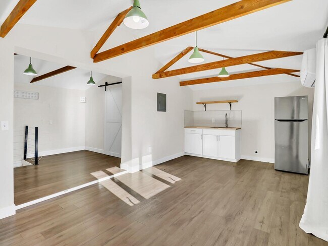 Building Photo - 544 W 17th Pl