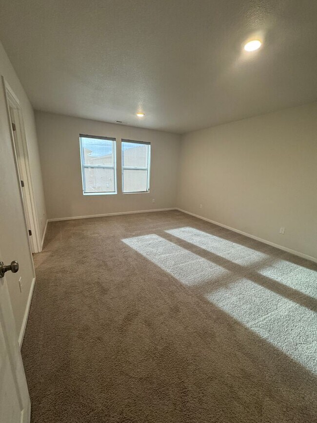 Building Photo - 4 Bedroom, 2.5 bath, newer home in desirable location!!