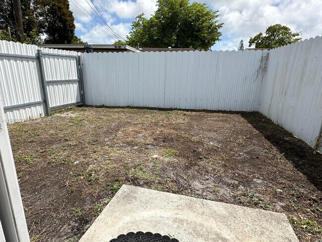 Building Photo - 841 N 69th Ave