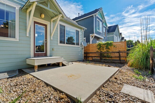 Building Photo - Beautiful 3-Bedroom, 2½-Bath Home with Ope...