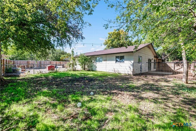 Building Photo - 1524 Eichen Rd