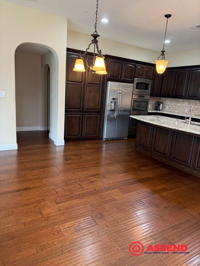 Building Photo - Stunning 4 bedroom + office in Seven Oaks!