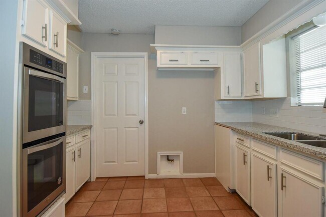 Building Photo - 1831 Willow Point Dr