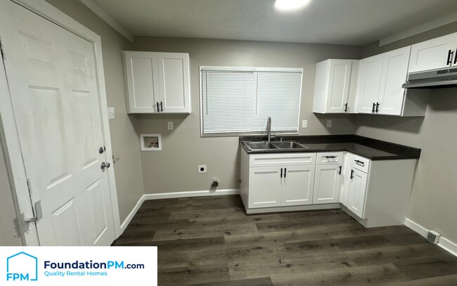 Building Photo - 1711 S Sutton Dr