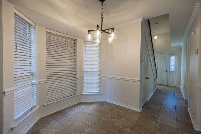 Building Photo - STUDENTS WELCOME! 3/2 Townhouse near USA! GATED! Students Welcome!