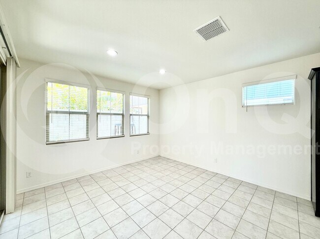 Building Photo - 735 W Derringer Way