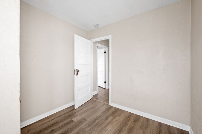 Building Photo - Updated 4-Bedroom 1.5-Bathroom Home in Minneapolis