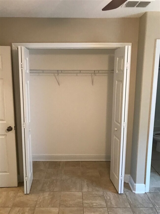 Building Photo - 2222 Cedarbrook Ct