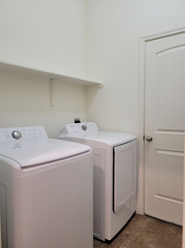 Building Photo - Open floor plan & small pets allowed! 3BD/2BA home in Killeen!