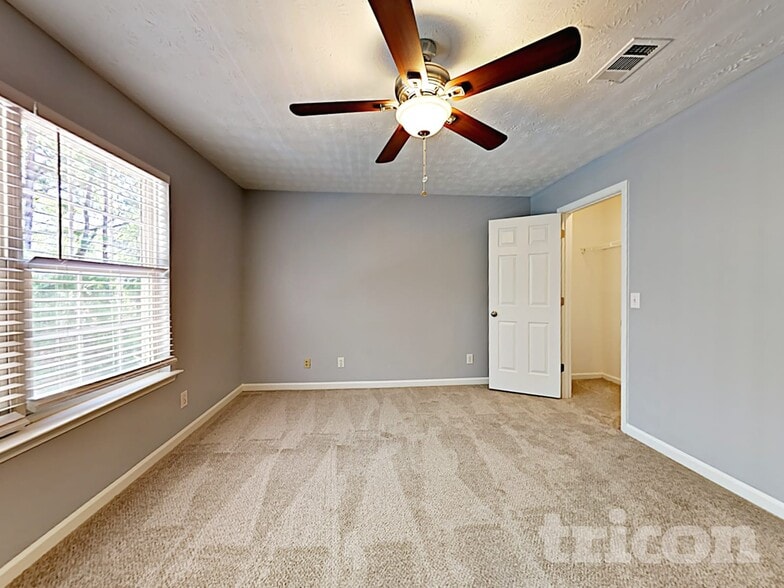 Building Photo - 1202 W Oaks Way
