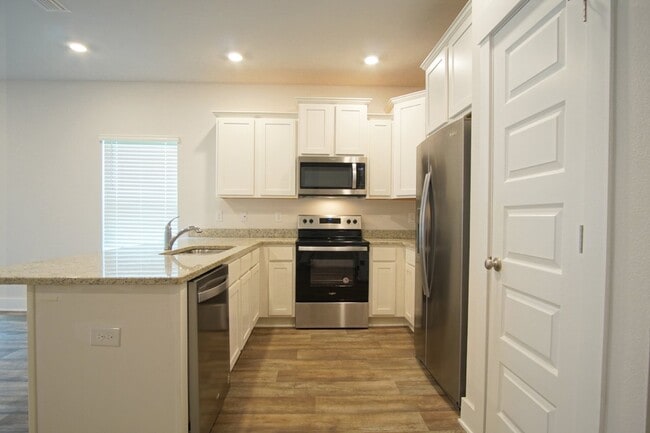Building Photo - Spacious 3BR/2.5BA Townhome with 1-Car Garage in Admiral’s Quarters—Pool, Dog Park, Near 9 Mile R...