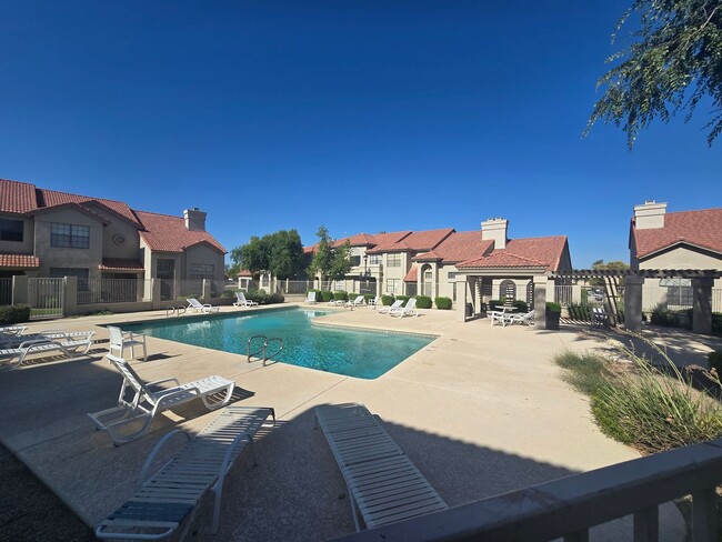 Building Photo - 2 Bedroom/2.5 Bathroom Townhome in Chandler