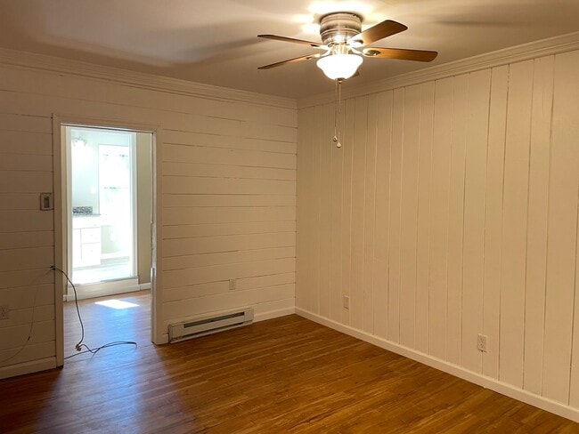 Building Photo - Newly Updated 4 Bedroom 1 Bathroom Townhom...