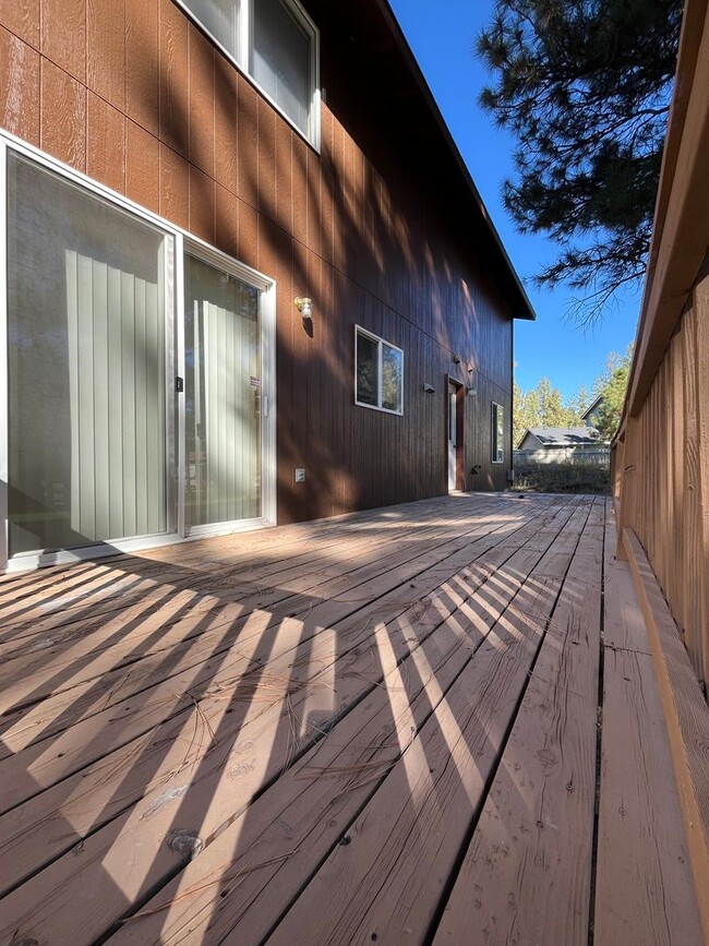 Building Photo - Splendid 3-bdr/2.5 bath home in the beautiful Buck Run Community in Sisters, OR!