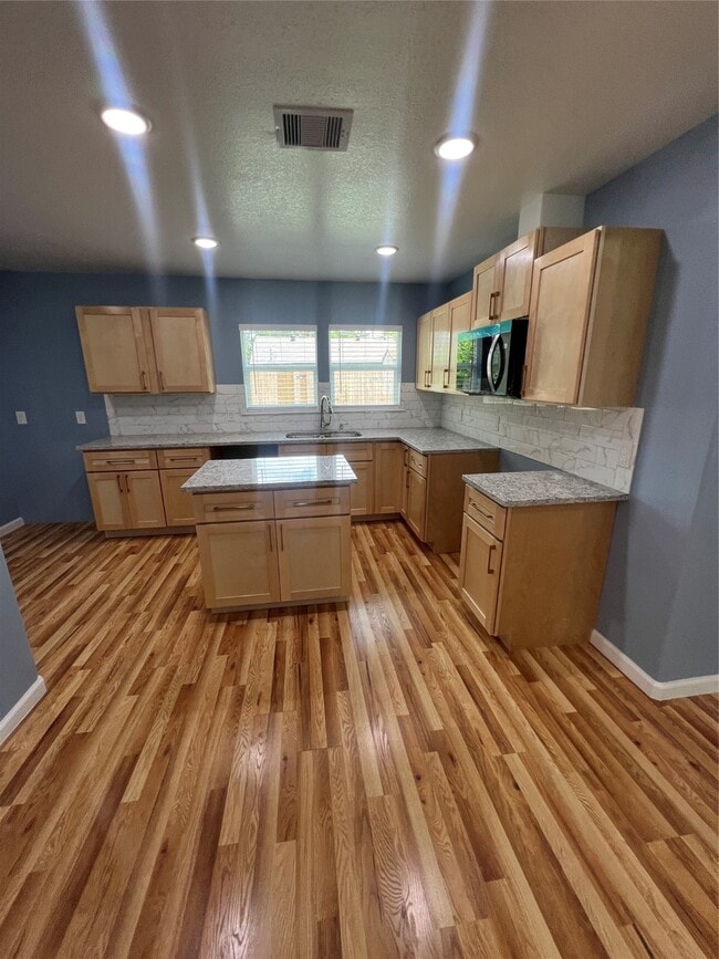 Building Photo - 7613 Lady St