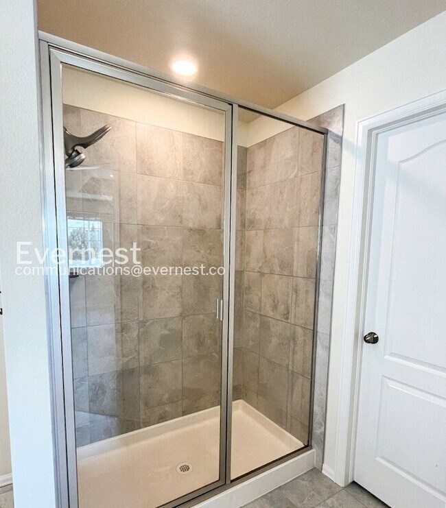 Building Photo - Spacious 5 Bed/4 Bath Home with Attached Garage and Modern Appliances - Available 07/28!
