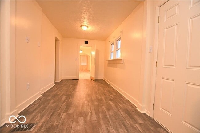 Building Photo - 1417 E Bradbury Ave